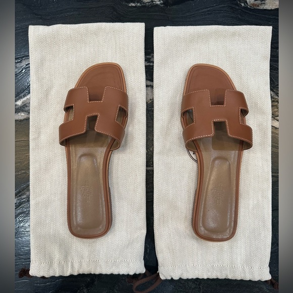 ✨ Hermes Oran Flat Sandal - Caramel/Gold ✨ - Picture 4 of 11